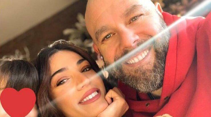 Ήβη Αδάμου: Cozy στιγμές μπροστά από το τζάκι με τον σύντροφό της, Μιχάλη Κουϊνέλη [εικόνες]