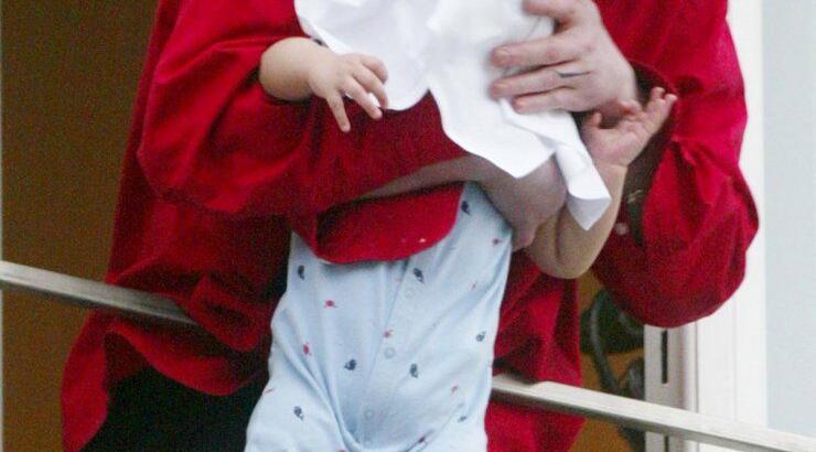 Δείτε πώς είναι το παιδί που κράταγε ο Jackson στο μπαλκόνι