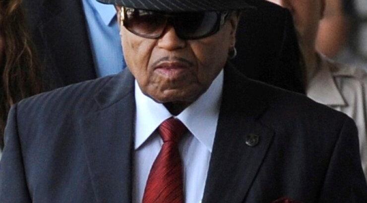 Ο πατέρας του Michael αποσύρει τη μήνυση κατά του δρ Murray