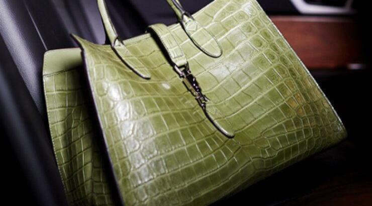 H θρυλική Jackie bag επανακυκλοφορεί με μούσα την Kate Moss