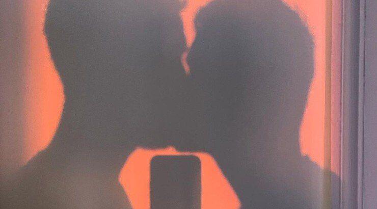 Τα ομοφοβικά σχόλια που εισέπραξε πασίγνωστο πρόσωπο στην εικόνα που φιλάει τον σύντροφό του [εικόνες]