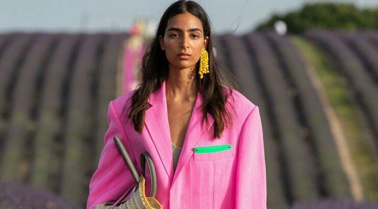 Η χριστουγεννιάτικη συλλογή Jacquemus θα σε πείσει πως το ροζ είναι ιδανικό για τις γιορτές 