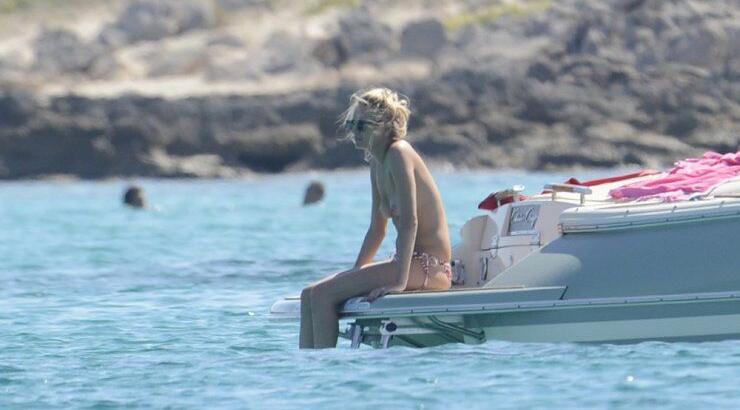 Η σύντροφος διάσημου τραγουδιστή κάνει μπάνιο topless [εικόνες]