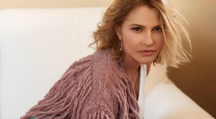 Τζένη Μπαλατσινού: Ποζάρει στον φωτογραφικό φακό πρώτη φορά αγκαλιά με το νεογέννητο παιδάκι της [εικόνα]