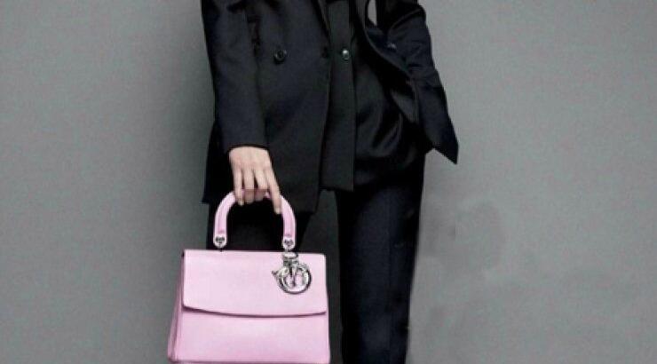  H Τζένιφερ Λόρενς κρατά τη νέα It bag του οίκου Dior 