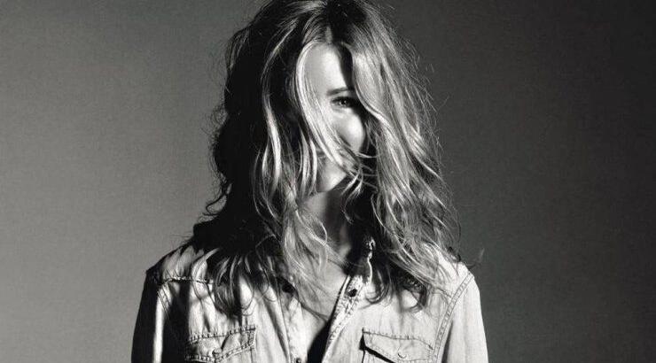 Η Jennifer Aniston ποζάρει πιο ξανθιά από ποτέ στα γυρίσματα του δεύτερου κύκλου "The Morning Show"