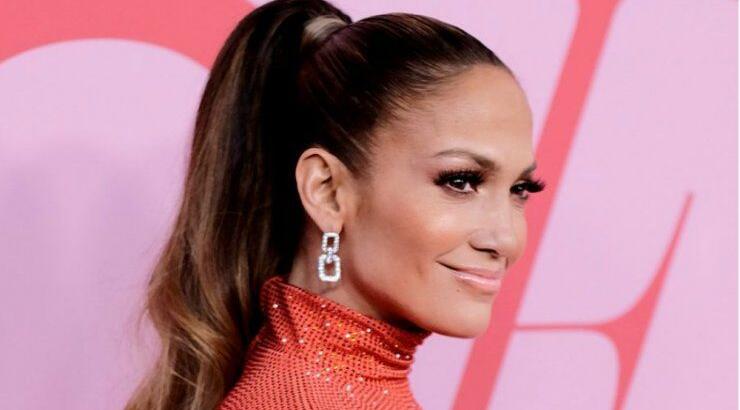 Jennifer Lopez: Φόρεσε crop top και κατάφερε να εντυπωσιάσει στο κόκκινο χάλι