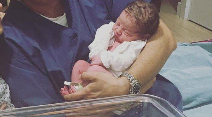 Επώνυμο ζευγάρι έγιναν γονείς και ανήρτησαν τις πρώτες φωτογραφίες με τον γιο τους