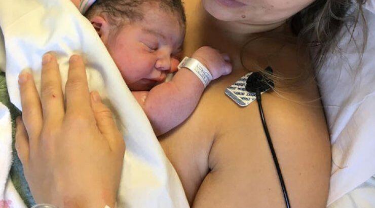 Μητέρα για τρίτη φορά έγινε γνωστή τραγουδίστρια και ανήρτησε την πρώτη φωτογραφία του μωρού της