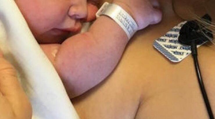 Αρκετές αντιδράσεις προκάλεσε γνωστή τραγουδίστρια με την φωτογραφία που ανέβασε και την δείχνει να θηλάζει και ταυτόχρονα να πίνει κρασί