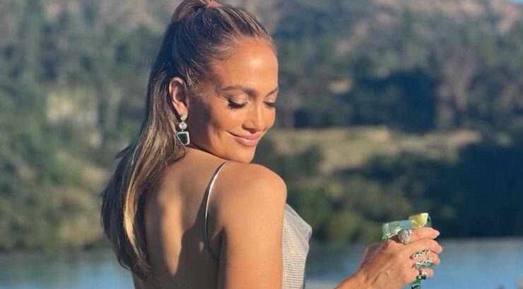 JLo: Ανέβηκε στο τραπέζι και διασκέδασε για τα γενέθλιά της… αλά ελληνικά [εικόνες]
