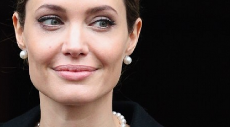 Τo CNN υποκλίνεται στην Angelina Jolie