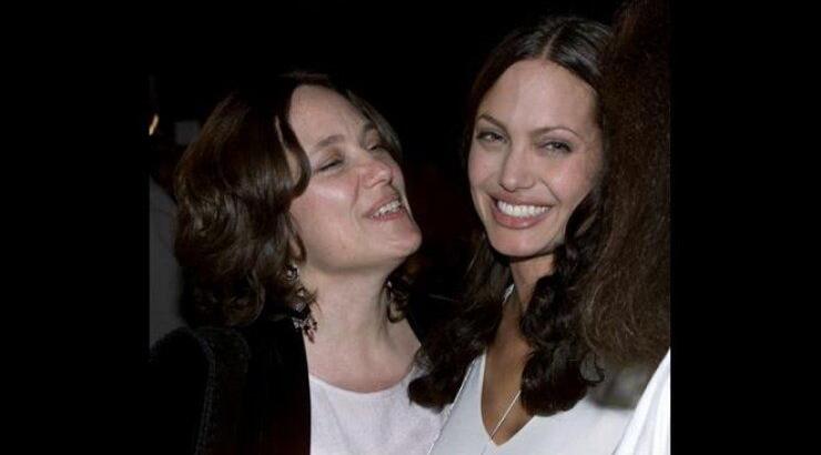 Τη μητέρα της θα υποδυθεί σε ταινία η Angelina Jolie