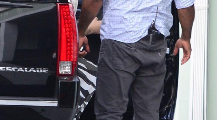 Justin Bieber: Κρύβεται πίσω από τους σωματοφύλακές του [εικόνες]