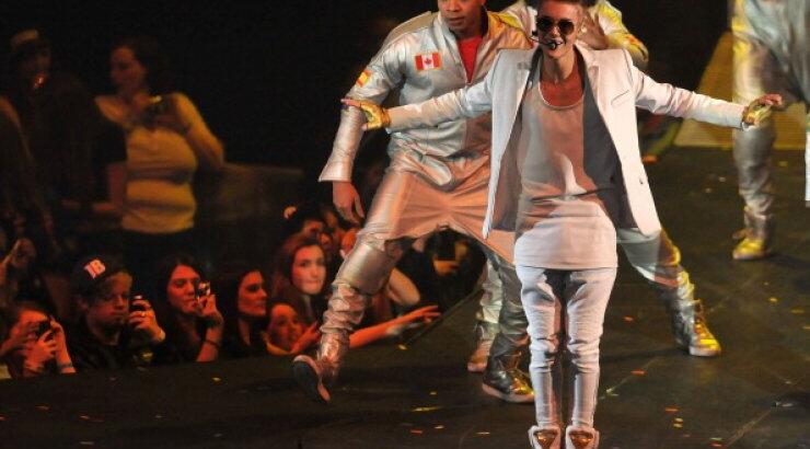 Δεν θα πιστεύετε γιατί καθυστέρησε να βγει στη σκηνή ο J.Bieber