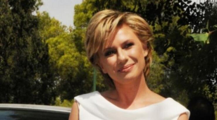 Μες στην «Κακή» χαρά η Κατερίνα Καραβάτου... με γύψο στο πόδι