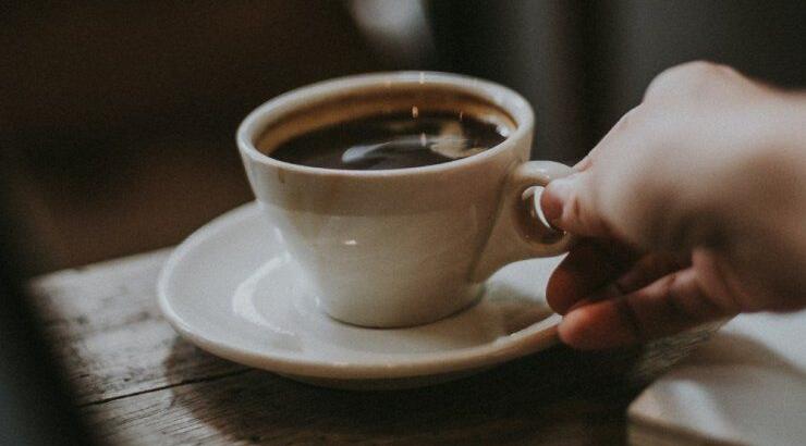 Τι είναι η καφεΐνη; Είναι καλή ή κακή για την υγεία;