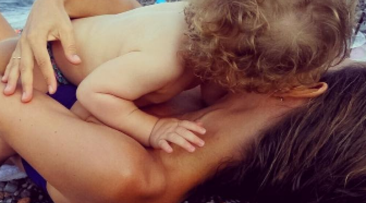 Η πιο τρυφερή φωτογραφία επώνυμης Ελληνίδας με την κορούλα της στην παραλία!