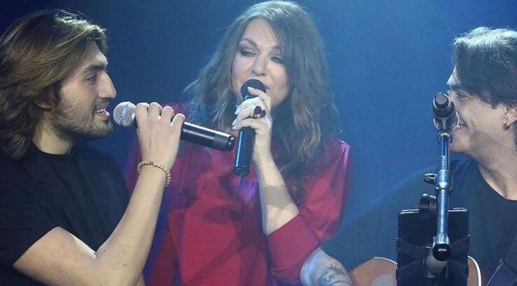 Δημήτρης Σχοινάς: "Όταν ανεβαίνω πάνω στη σκηνή με τη μαμά είμαστε οικογένεια" 