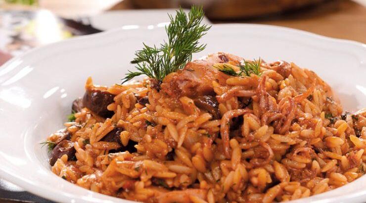 Καλαμαράκια στην κατσαρόλα με ελιές, μάραθο και βιολογική σάλτσα ντομάτας