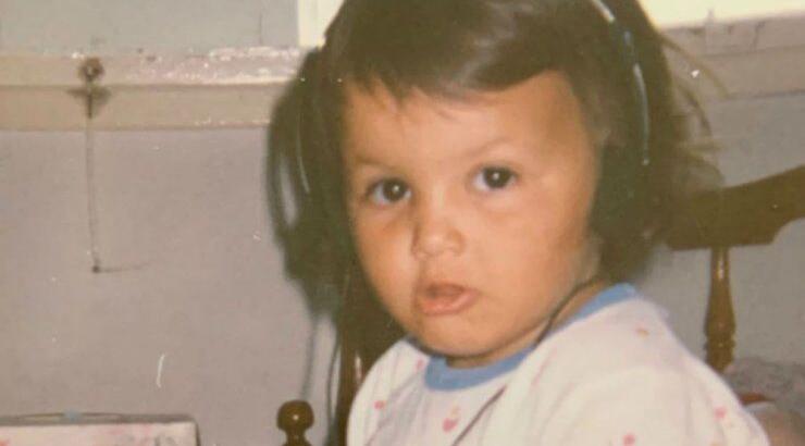 Αναγνωρίζετε την Κύπρια παρουσιάστρια από την παιδική της ηλικία;