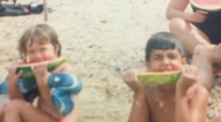 Ποια πανέμορφη Ελληνίδα είναι το κοριτσάκι στη φωτογραφία που ποζάρει με τη μαμά και τον αδερφό της!