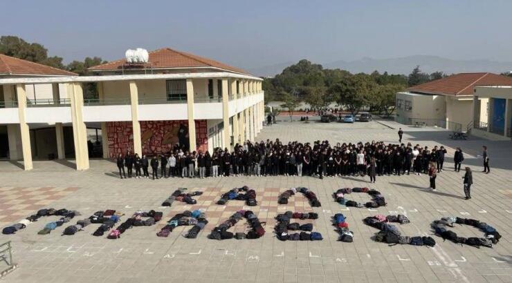 Μαυροφορεμένοι οι μαθητές στο Γυμνάσιο Αγλαντζιάς αποχαιρετούν τους δύο άτυχους Κύπριους στο φονικό τρένο