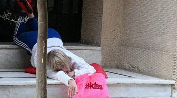  Η Νατάσα Καλογρίδη στο πάτωμα για σκοπούς φωτογράφησης [εικόνες]