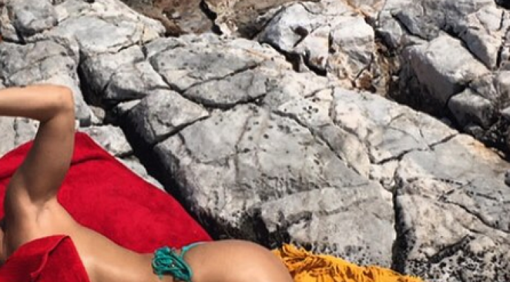 Ελληνίδα ηθοποιός ποζάρει ημίγυμνη στα βράχια!