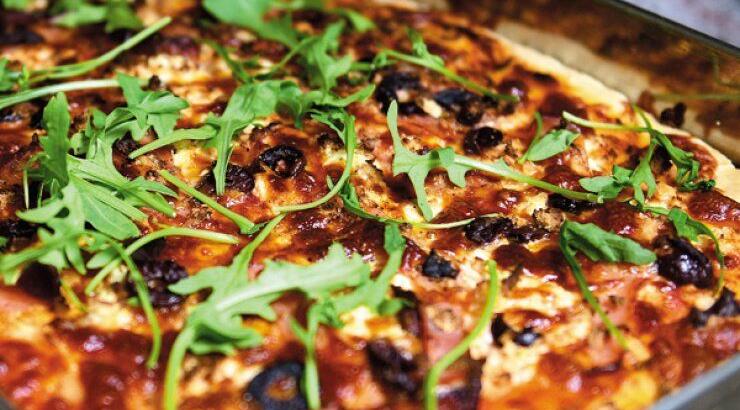 Καλοκαιρινή πίτσα με φρέσκια ρόκα, αναρή και λούντζα 