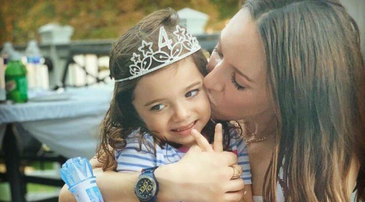 Καλομοίρα: Δείτε την κόρη της να κάνει πρόταση γάμου στον... πατέρα της [βίντεο]