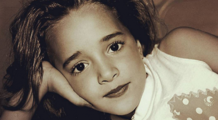 Ποια αγαπημένη Ελληνίδα τραγουδίστρια είναι το κοριτσάκι στη φωτογραφία;