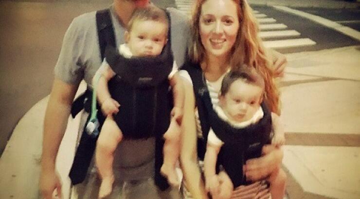 Η Καλομοίρα φωτογραφίζεται με τα μωρά της στους δρόμους της Αμερικής