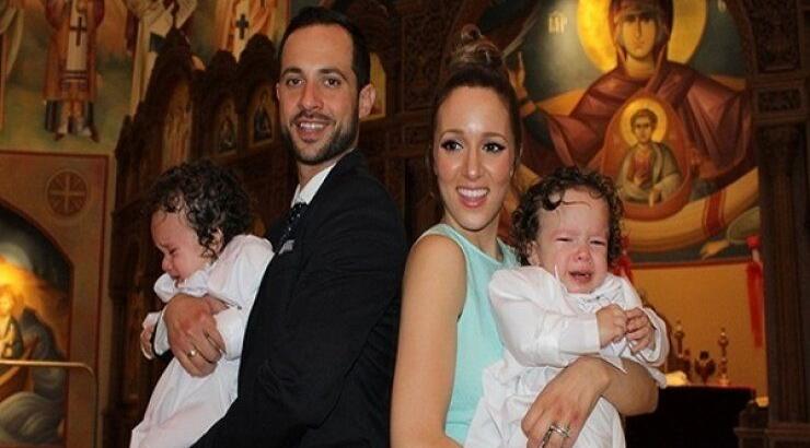 Η Καλομοίρα βάφτισε τα δίδυμα της! 