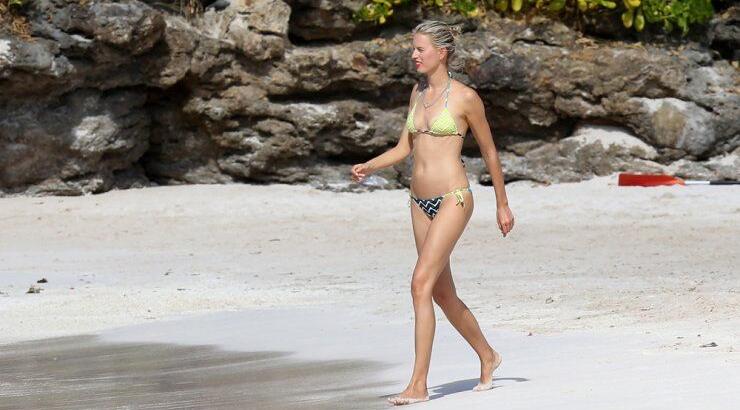 Απολαυστικές φωτογραφίες με την Karolina Kurkova στην παραλία [εικόνες]