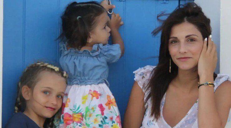 Ειρήνη Καραγιώργη: Οι κόρες της κάνουν πασαρέλα στο σπίτι και είναι αξιολάτρευτες! [βίντεο]