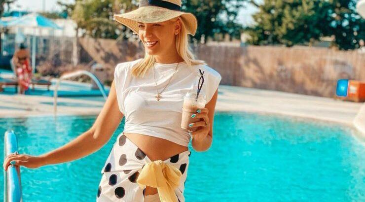 Άντρη Καραντώνη: Κολυμπάει μαζί με την Αργυρώ στον τέταρτο μήνα της εγκυμοσύνης της [εικόνες & βίντεο]