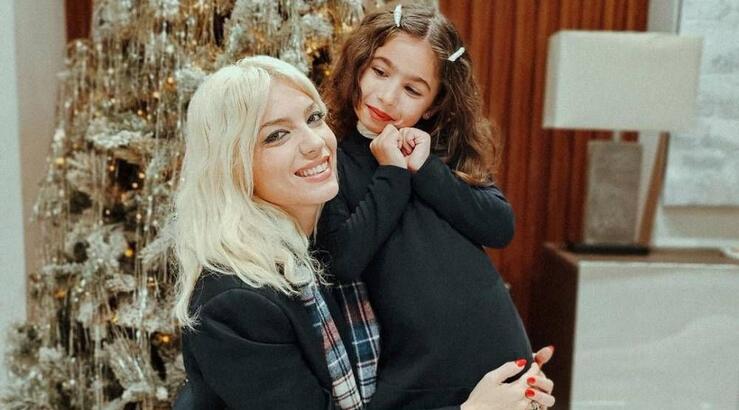 Άντρη Καραντώνη: Η συγκίνηση της κόρης της, Αργυρώς σε ομιλία της γιαγιάς της [εικόνα]