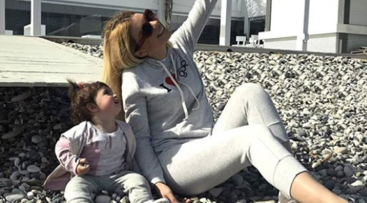 Άντρη Καραντώνη: Δείτε την να φτιάχνει φλαούνες με την κόρη της Αργυρώ, ντυμένες το ίδιο!