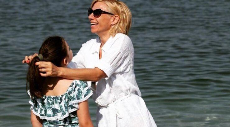 Κατερίνα Καραβάτου: Το σημείωμα που άφησε η κόρη της και το μοιράστηκε μαζί μας [εικόνες]