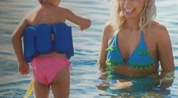 Κατερίνα Καραβάτου: Η εντυπωσιακή εμφάνισή της με μπικίνι, παρέα με την κόρη της
