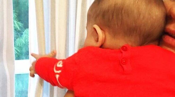 Ελληνίδα παρουσιάστρια ποζάρει αγκαλιά με τον γιο της και "λιώνει" το διαδίκτυο!