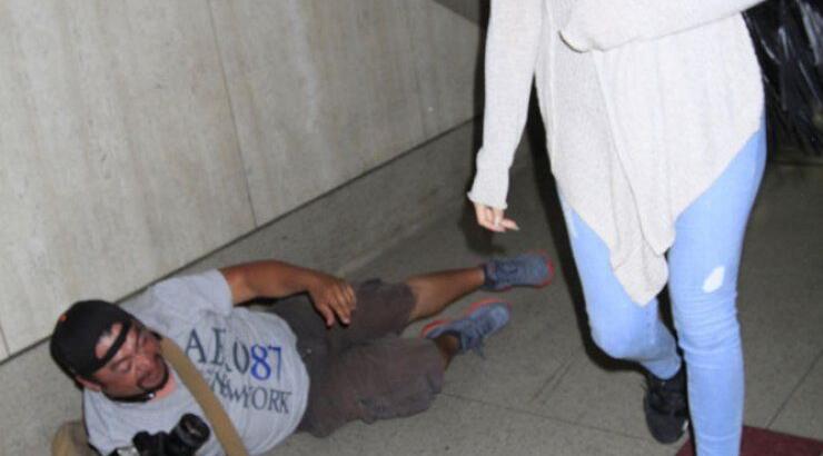 Μέχρι και στα πόδια της έπεσε για χάρη της [εικόνες]