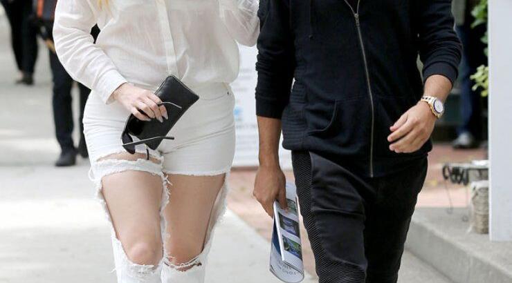 Khloe Kardashian: Φόρεσε το πιο σκισμένο τζιν που υπάρχει [εικόνες]