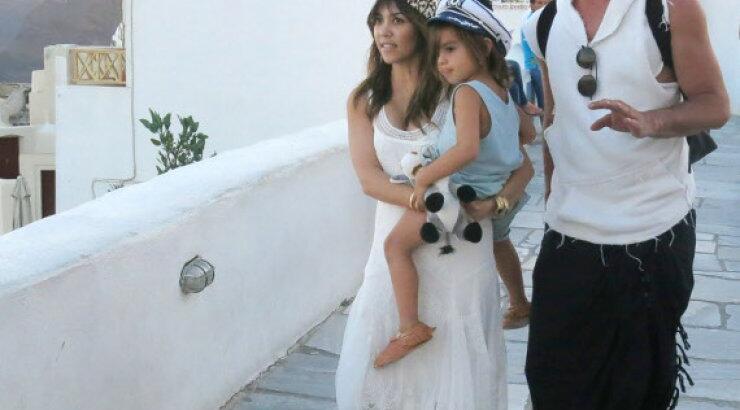 Δείτε την Kardashian στα στενάκια της Σαντορίνης