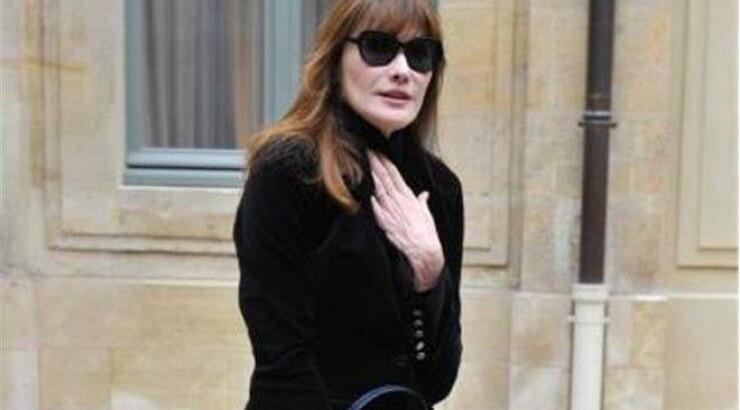 Κάρλα Μπρούνι: «Εγώ δεν ανεβαίνω σε σκούτερ»