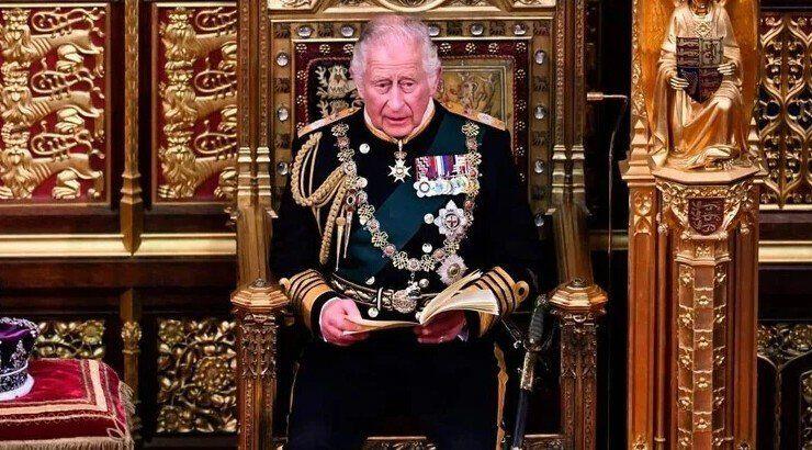 Ο Κάρολος ανακηρύχτηκε και επίσημα Βασιλιάς! 