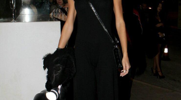 Ποια σύζυγος Κύπριου επιχειρηματία έβαλε τα κλάματα στο θέατρο;