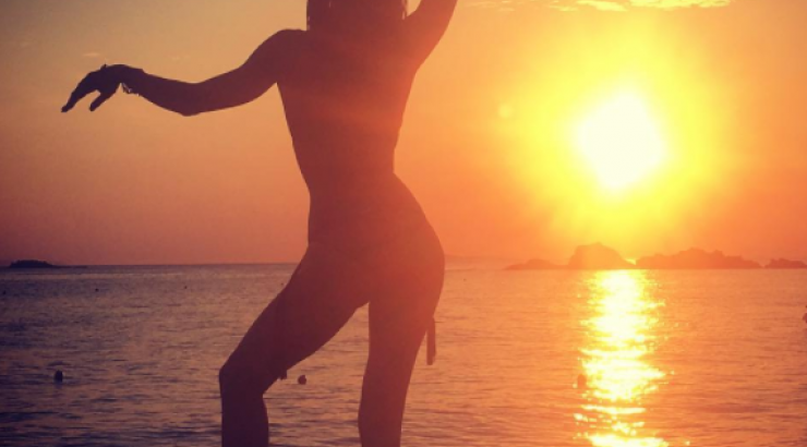 Η σύζυγος επώνυμου Κύπριου έβαλε φωτιά στο instagram με τη σέξι σιλουέτα της με μαγιό!