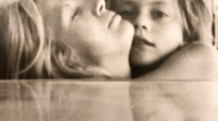 Δεν πάει το μυαλό σας! Ποια κούκλα Ελληνίδα ηθοποιός είναι το κοριτσάκι στη φωτογραφία;